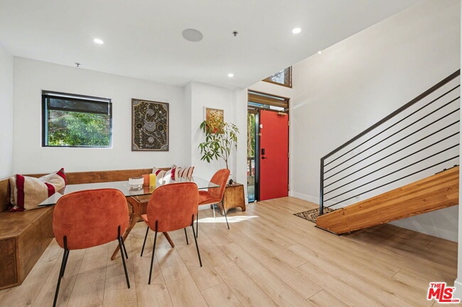 Building Photo - 700 Main St