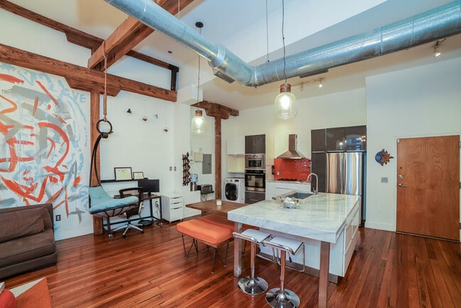 Building Photo - Modern loft, Luxury renovated
