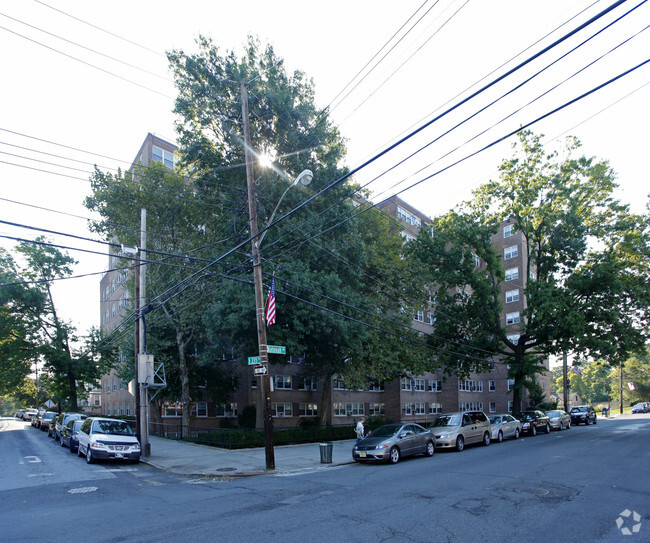 Building Photo - WOODLAWN VETERANS MUTUAL Co-op