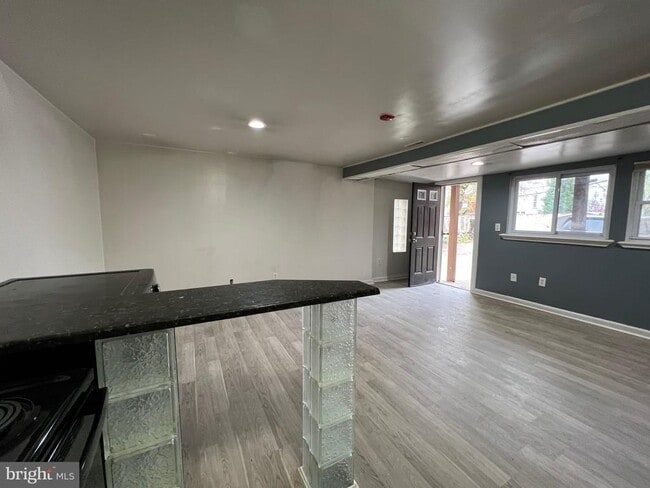 Building Photo - 515 W Girard Ave