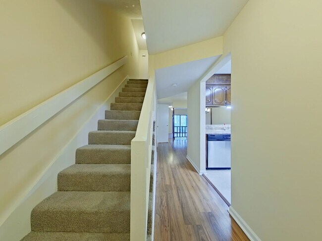 Building Photo - Two Bedroom townhome off The Pass!
