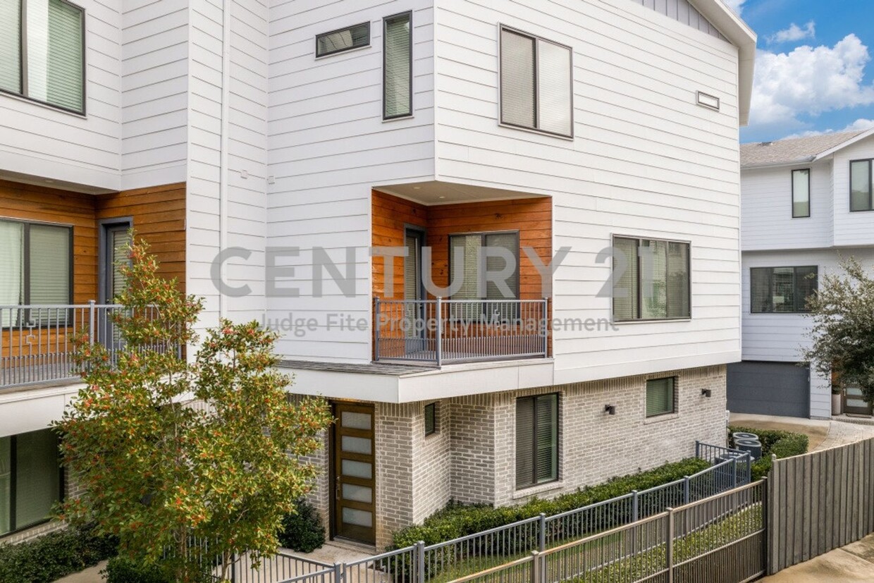 Primary Photo - Luxury 3-Story 2/2.5/2 Townhome Ready For ...