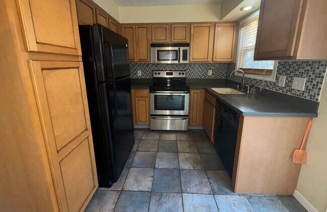 Foto del edificio - Charming Remodeled Townhome in Raleigh West - Prime Location w/ Garage & Private Patio