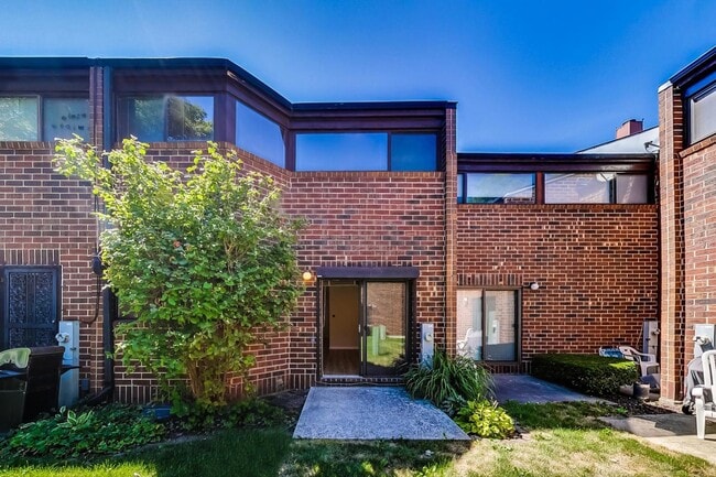 Building Photo - 827 S Racine Ave