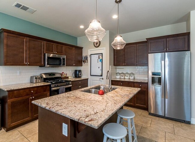 Foto del edificio - $2,295 Temperance and Ashlan, Charming 3 B...