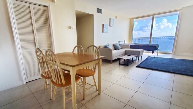 Building Photo - 1200 Brickell Bay Dr