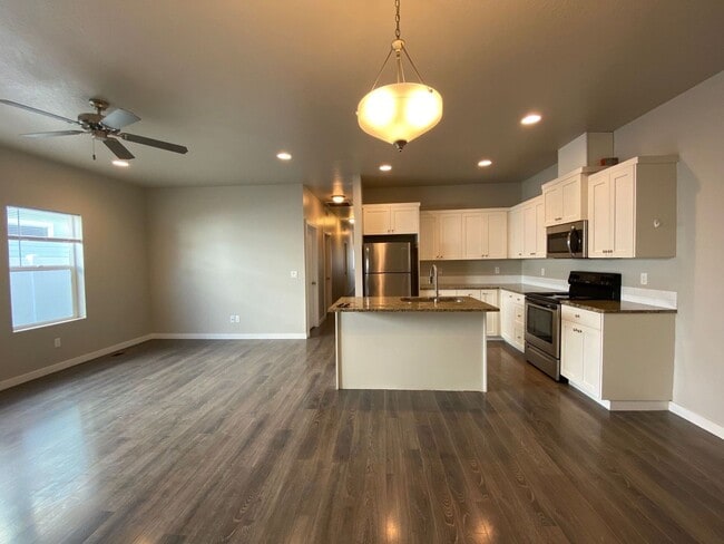Building Photo - Newer Townhome