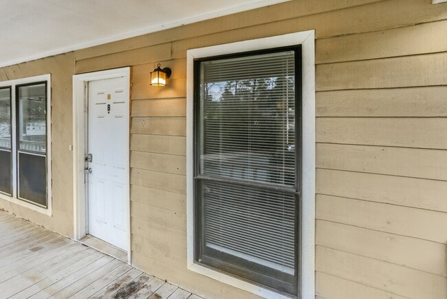 Building Photo - 1535 Springwood Dr SE