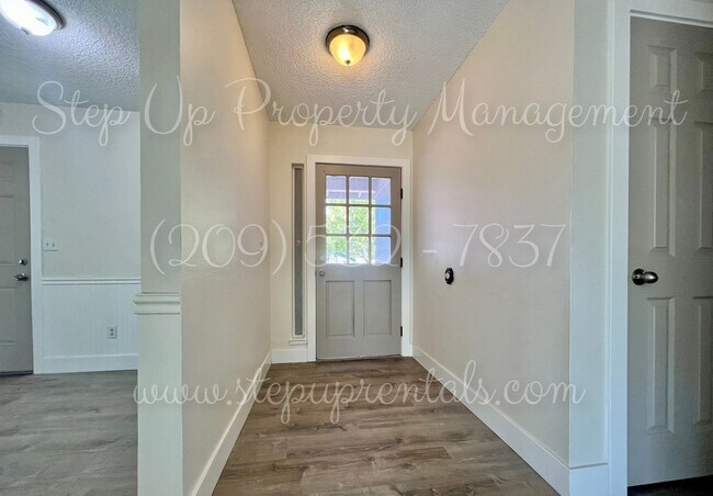 Foto del edificio - Beautifully Updated 4-Bedroom Home on Half...
