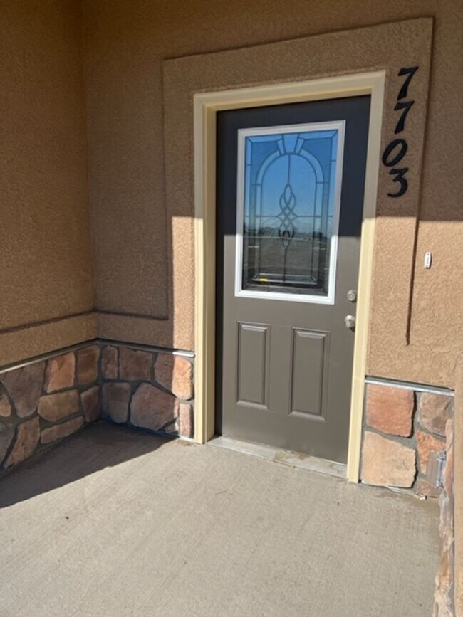 Foto del edificio - PRACTICALLY NEW 3 Bedroom Townhome