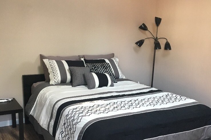 Private cozy bedroom - 283 McCreery Ave