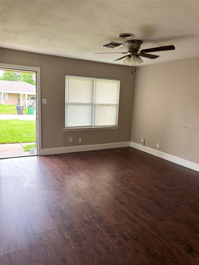Foto del edificio - 5631 Groveton St