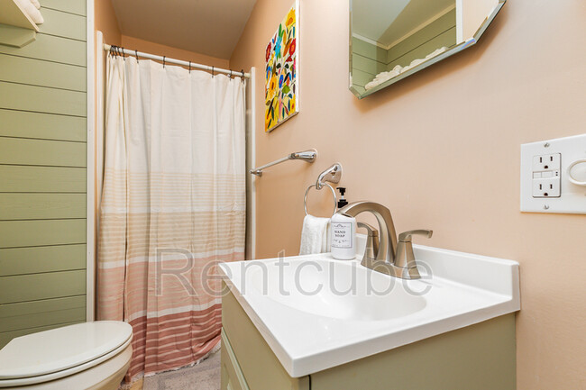 Building Photo - 647 Louella Ln