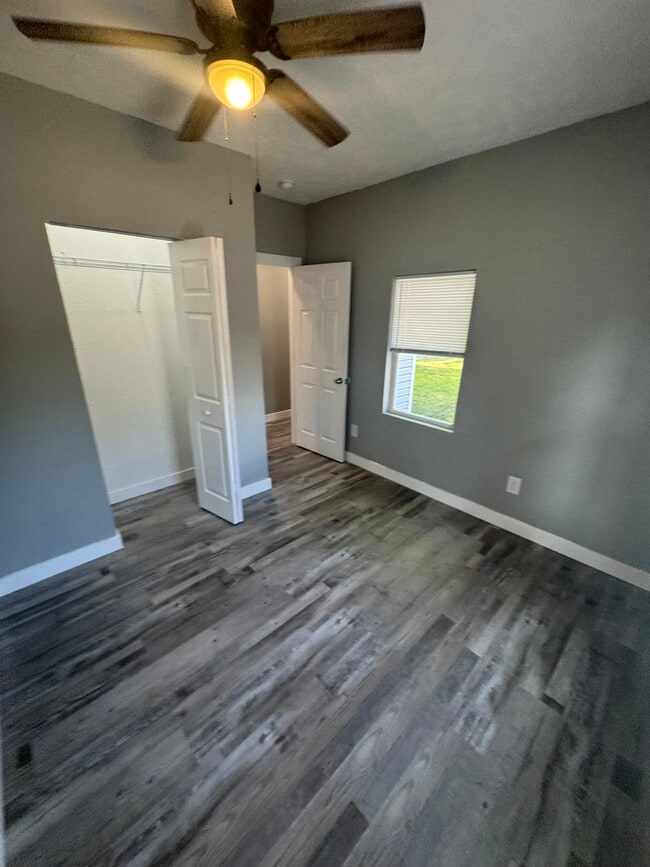 Building Photo - 1522 N Farmer Ave