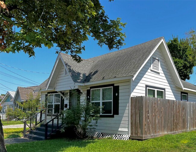 Building Photo - 104 N Eastwood St
