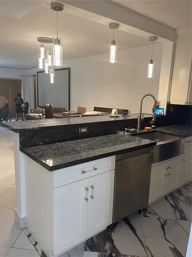 Foto del edificio - 471 Ives Dairy Rd