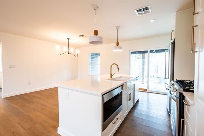 Foto del edificio - 7104 Twin Crest Dr