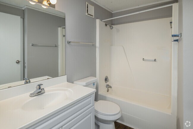 1 habitación, 1 baño - 576 pies cuadrados - Baño - Ridgewood Apartments