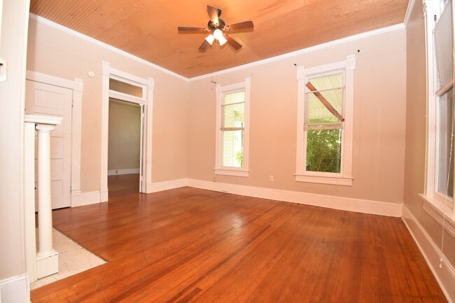 Building Photo - Large Centrally Located Home