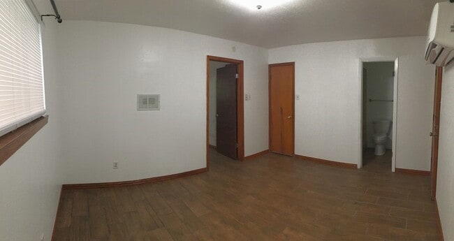 Building Photo - Cozy 1B/1B, Close to Post,