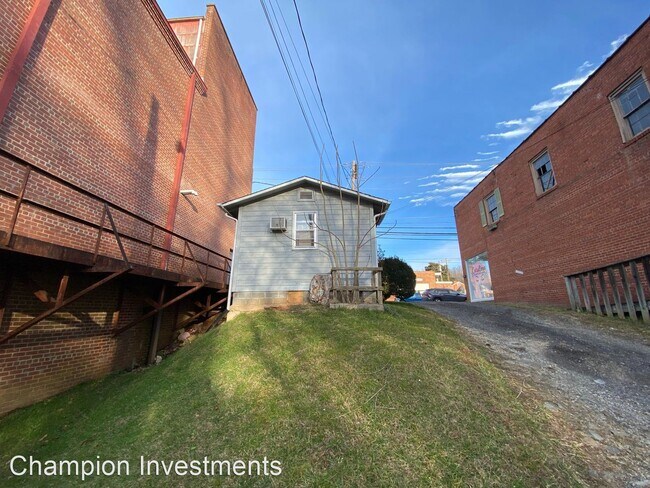 Foto del edificio - Studio, 0.5 bath House - 110 East Court St.
