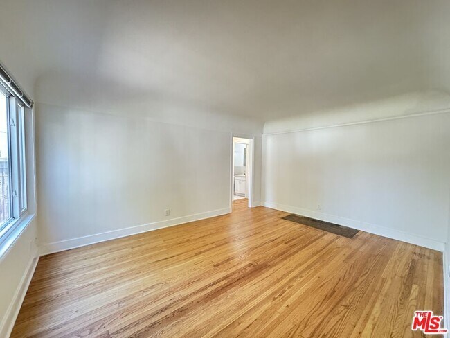 Building Photo - 2039 Kelton Ave