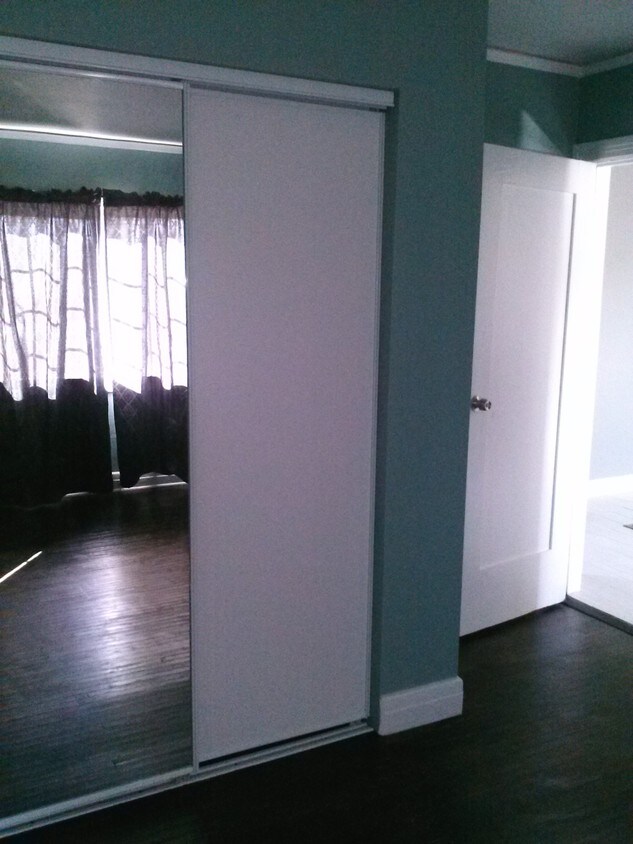 the East-facing bedroom w/ mirror full closet - 1651 West Blvd