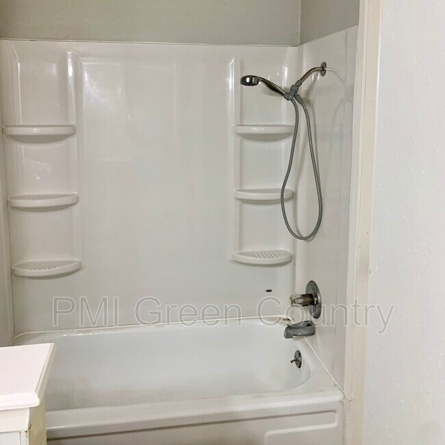Building Photo - 428 S Elm Ct