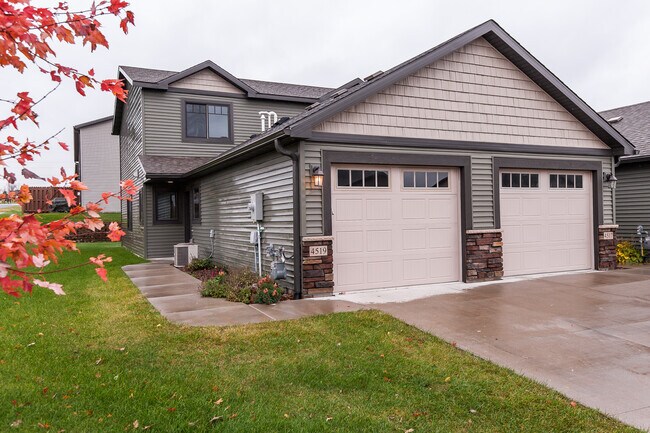 Building Photo - 3302 Portage Cir NW