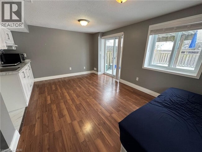 Photo du bâtiment - 211 Snowdrop Crescent