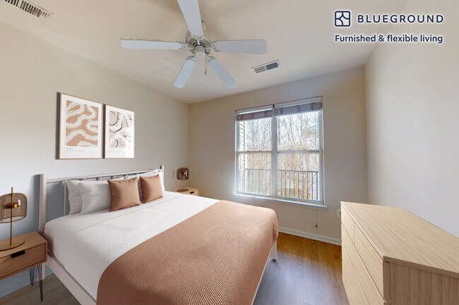 Foto del edificio - 10306 Strathmore Hall St