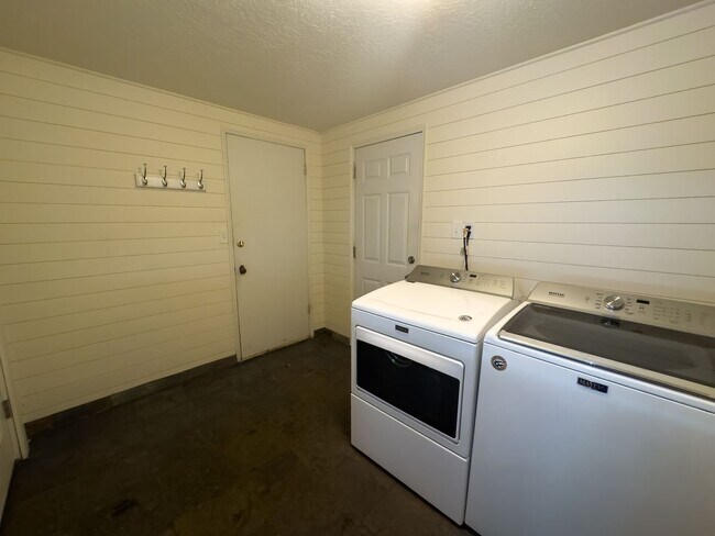 Foto del edificio - Charming 2 Bed 1 Bath Home on Fenced Corne...