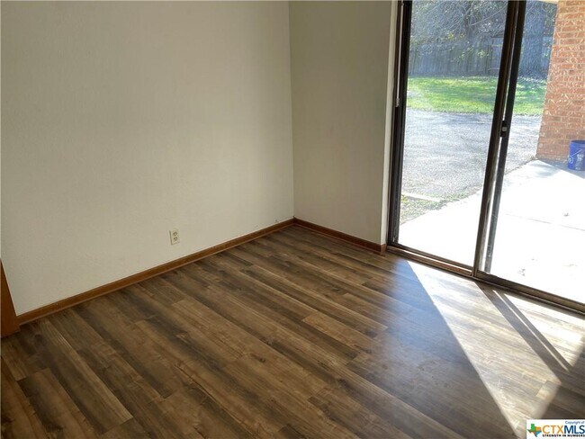 Building Photo - 1314 S Mesquite Ave