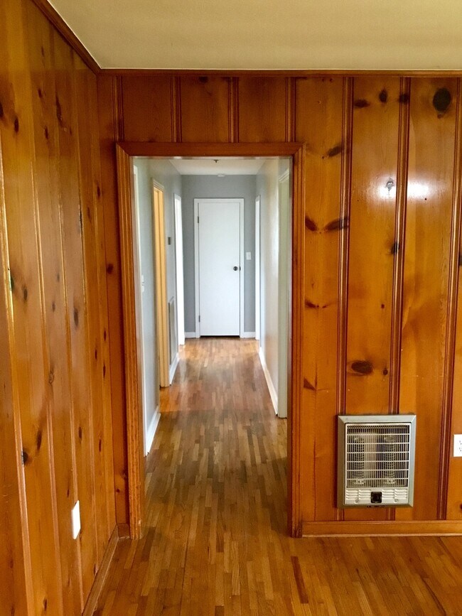Foto del edificio - AVAILABLE NOW. 3 Bd 1 Bath over 1,400 sq f...