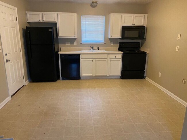 Building Photo - Beautiful 4 Bedroom Home with Garage!