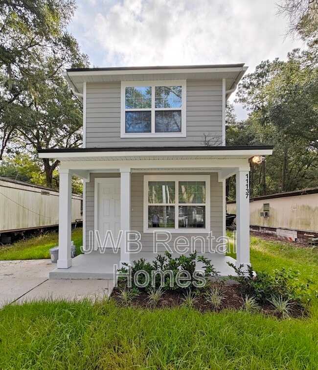 Photo - 11137 Pine St House