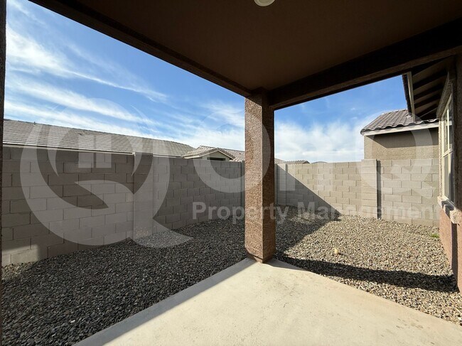 Foto del edificio - 16017 W Hackamore Dr