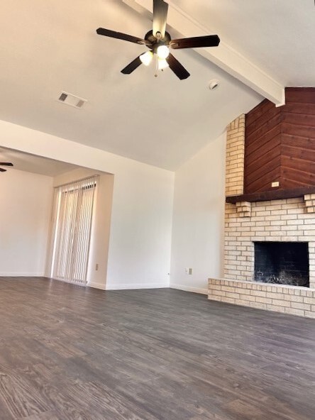 Building Photo - Charming 3-2 unit with open floor plan.