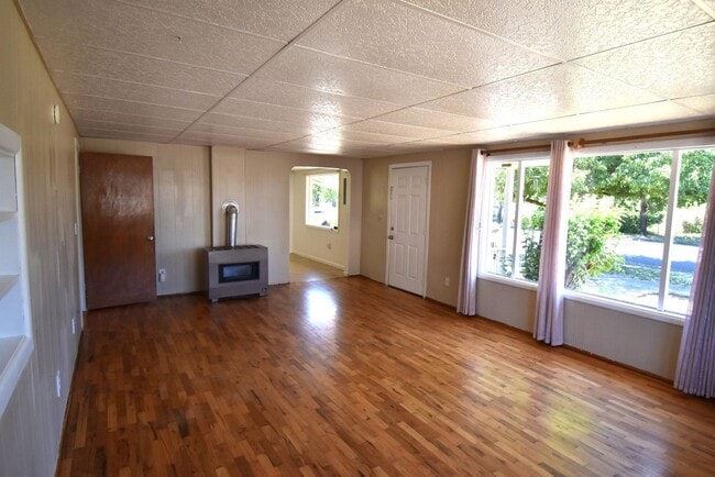Building Photo - Cozy Home waiting for you.