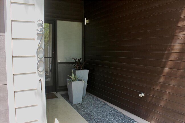 Foto del edificio - 3700 Garden Villa Ln