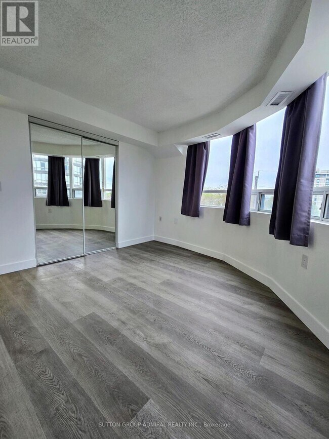 Photo du bâtiment - 555 Wilson Heights Blvd