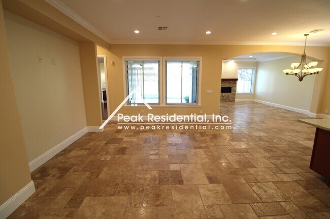 Foto del edificio - Newer Arden Area 4bd/3ba House with 2 Car ...