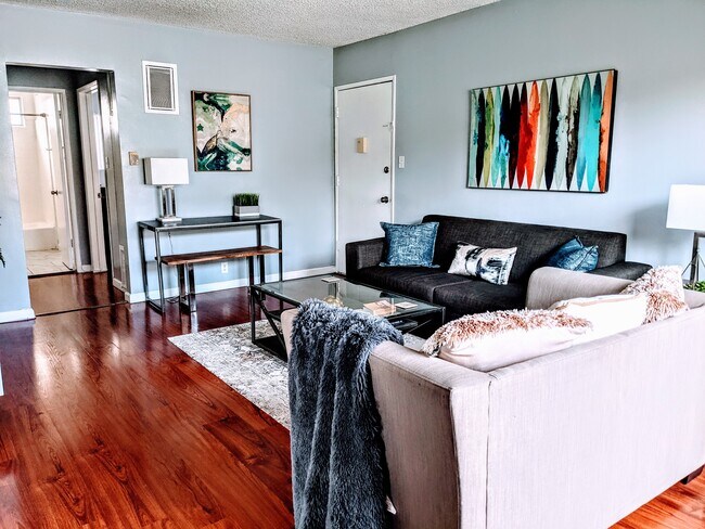 Foto del edificio - 4077 McLaughlin Ave