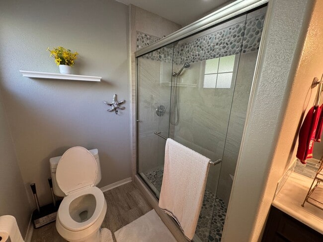 Foto del edificio - Spacious, updated and inviting