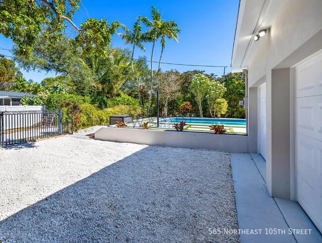 Building Photo - 565 NE 105th St