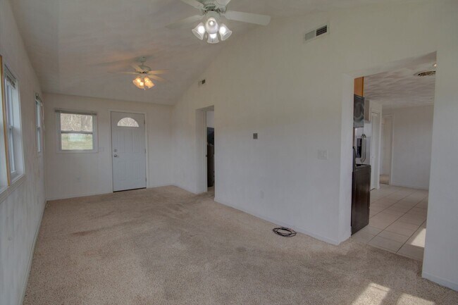 Building Photo - Two bedroom house