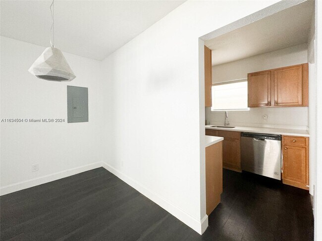 Building Photo - 10150 E Bay Harbor Dr