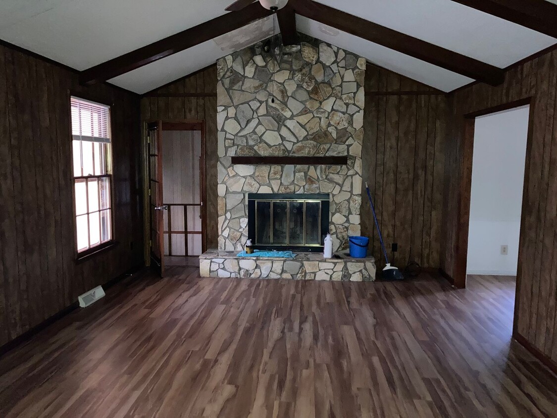 Building Photo - 3 bdrm/2 bth for Rent
