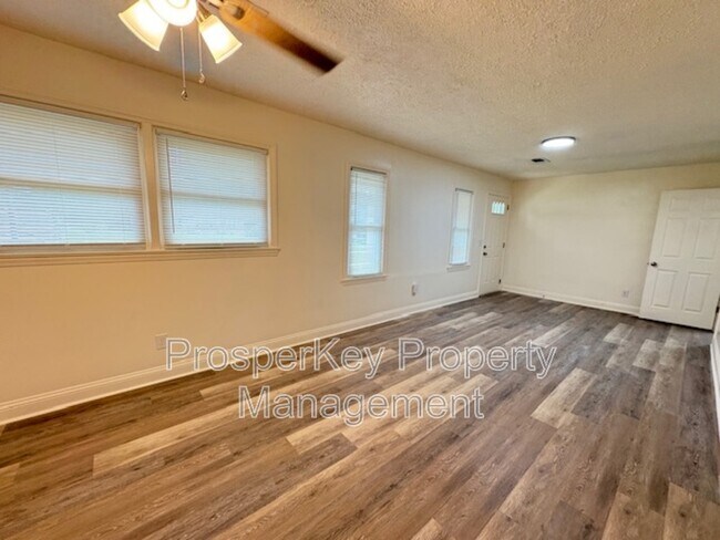 Foto del edificio - 748 Barrett Ave
