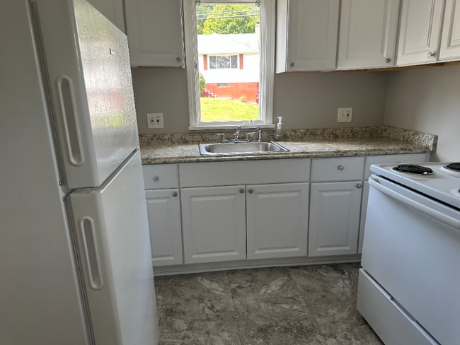 Building Photo - 40 Whitewood Rd